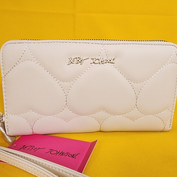 Betsey Johnson White Quilted Heart Love Wallet Wristlet Zip Around NEW - Picture 2 of 12